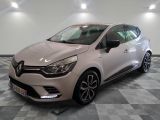 une voiture blanche garée sur un sol en damier dans un garage