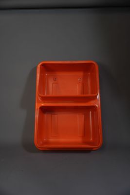 deux récipients en plastique orange posés sur une surface grise