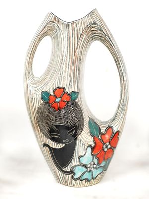 un vase sur lequel est représentée une femme entourée de fleurs