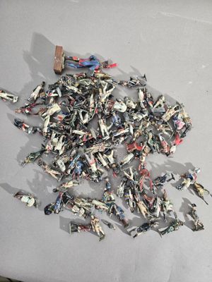 une pile de petits bouts de papier posée sur une table