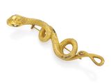 une image représentant une broche en forme de serpent doré sur fond blanc