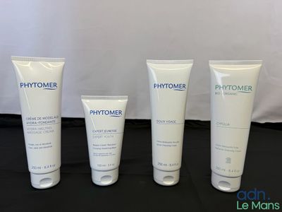 trois types différents de produits de soin Phytomer posés sur une table