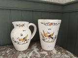 deux vases posés l'un à côté de l'autre sur une table