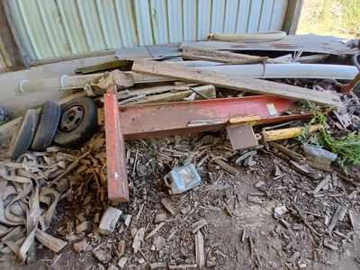 un tas de vieilleries qui traîne devant un immeuble