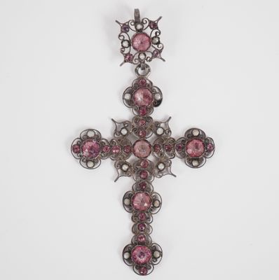Croix de style Haute Epoque en argent et verroterie rose à d…
