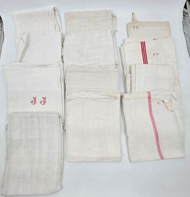 beaucoup de vêtements posés sur une table