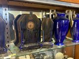 de nombreux vases bleus exposés dans une vitrine