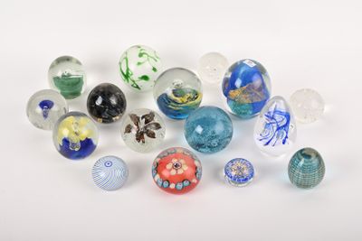 beaucoup de billes de verre sur une surface blanche