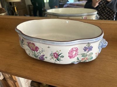 someone is taking a picture of a bowl on a table