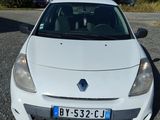 une voiture blanche garée dans un parking