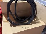 un sac posé sur une boîte en carton