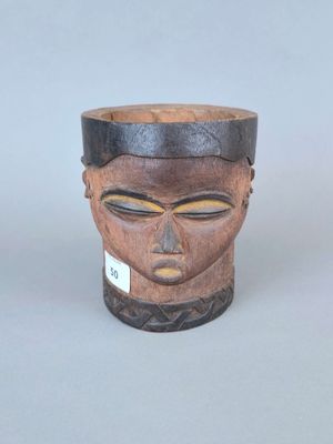 une photo en gros plan d'un masque en bois posé sur une table