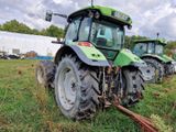 deux tracteurs verts garés dans l'herbe
