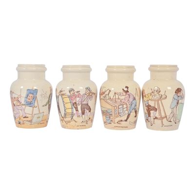 trois petits vases ornés de portraits sur fond blanc