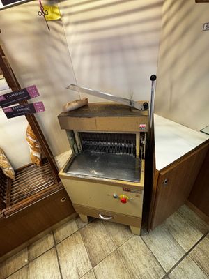 une machine qui se trouve dans le coin d'une pièce