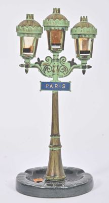 statue représentant un lampadaire surmonté d'un panneau de signalisation