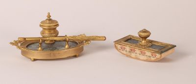une paire de bougeoirs anciens en laiton et une boîte sur fond blanc