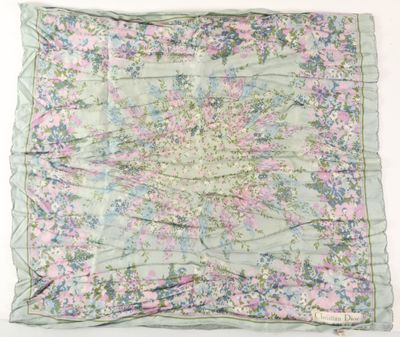 une image représentant un foulard à motifs floraux verts et roses sur fond blanc