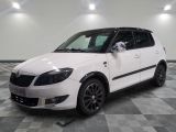 la photo d'une petite voiture blanche garée dans un garage