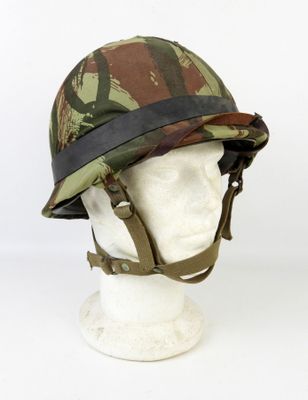 une image montrant un gros plan d'un casque posé sur la tête d'un mannequin
