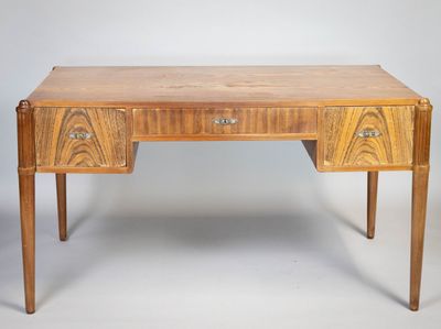 une image représentant un bureau en bois avec deux tiroirs et un tiroir