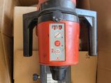 une machine rouge qui se trouve dans une boîte