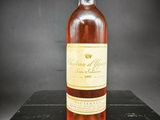 une bouteille de vin posée sur une table noire