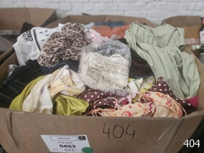 une boîte en carton remplie de vêtements et d'autres objets