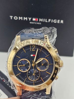 un gros plan d'une personne tenant une montre devant une boîte