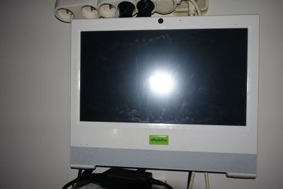 une télévision posée sur un bureau