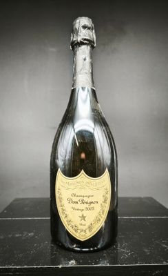 gros plan d'une bouteille de champagne sur une table