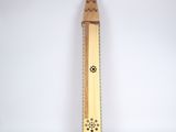 une règle en bois ornée d'un motif floral