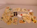 beaucoup de vieilles cartes postales sur la table