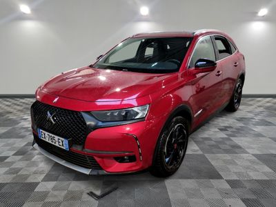 Une DSX rouge est garée dans une pièce au sol à carreaux.