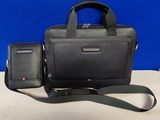 une photo montrant un sac noir et un téléphone portable posés sur une table