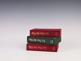 trois livres empilés sur une table