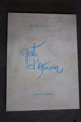 un vieux livre portant une inscription bleue, posé sur une table