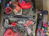 de nombreux outils qui traînent dans une mallette posée par terre