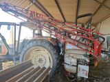 un tracteur garé à l'intérieur d'un bâtiment