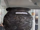 un vase noir exposé dans une vitrine