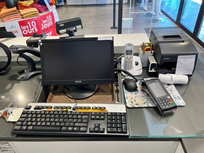 un bureau sur lequel se trouvent un clavier, une souris et un écran