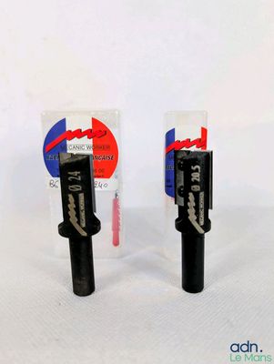 deux brosses à dents noires et blanches posées sur une surface blanche
