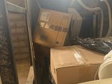 une pile de cartons et des toilettes dans une pièce