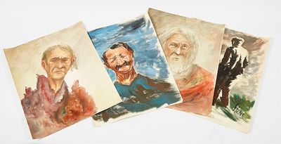 quatre tableaux représentant des hommes âgés sont exposés sur une surface blanche