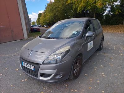 La voiture est garée sur le parking situé à côté de l'immeuble.