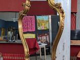 un miroir accroché à un pilier dans une pièce