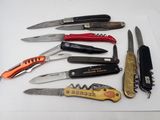 beaucoup de couteaux différents sur la table