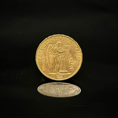 une image représentant une pièce d'or posée sur une surface noire