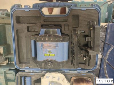un étui bleu contenant un niveau laser