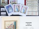 beaucoup de cartes et de cartes postales sur la table